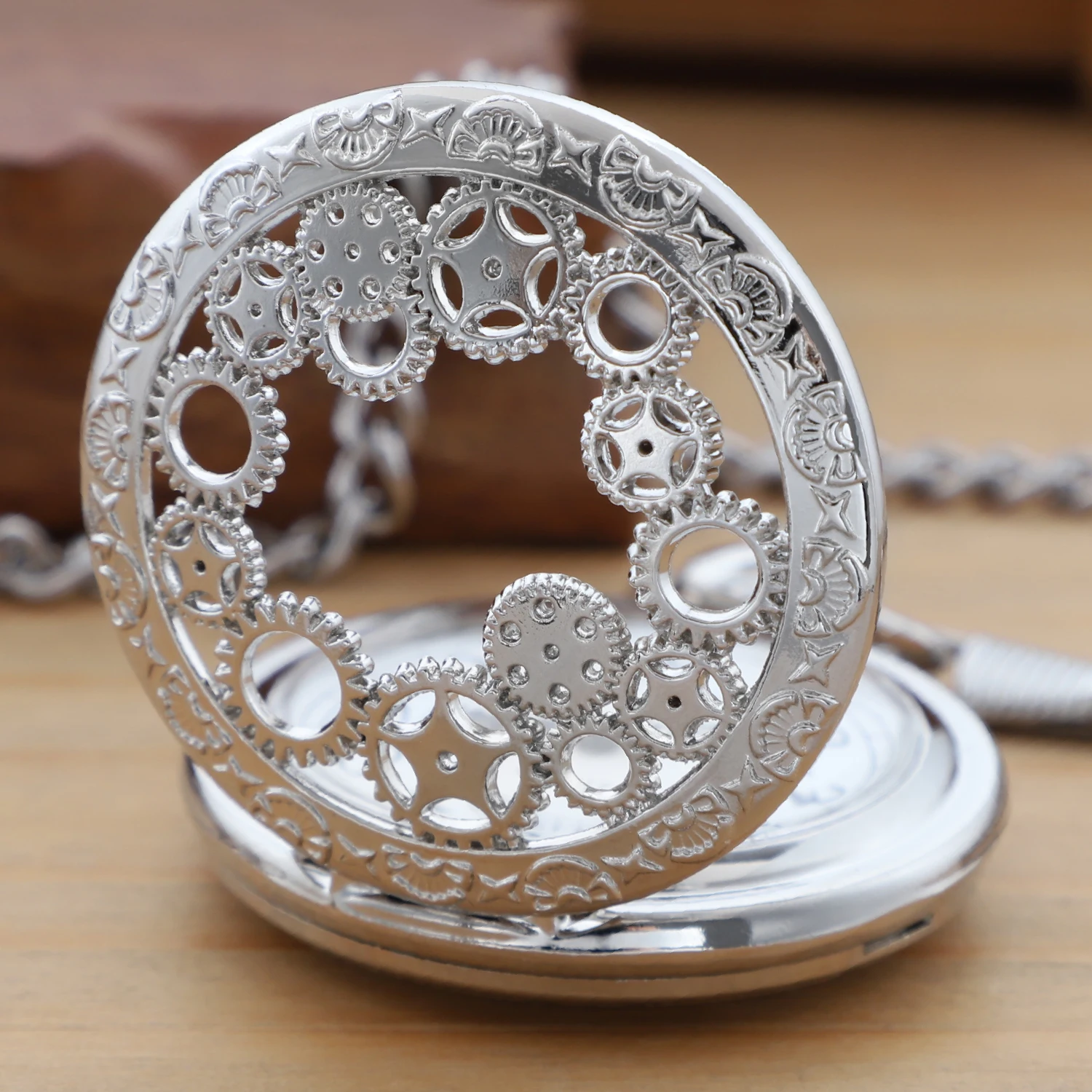 ساعة جيب كوارتز فضية بتصميم مجوف فريد من نوعه، قلادة ساعة عصرية للرجال والنساء مع سلسلة هدايا