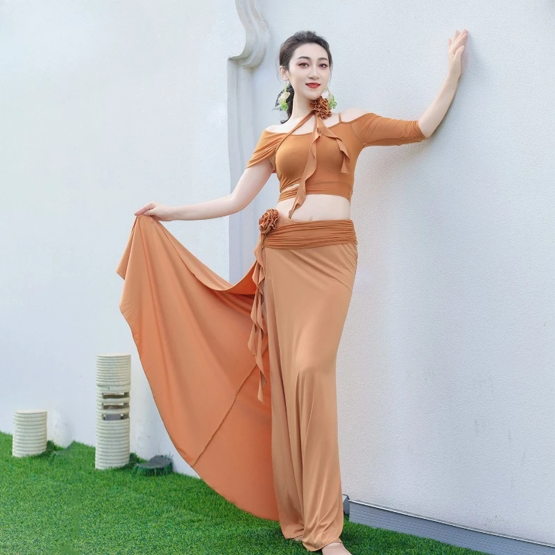 Aangepaste buikdans oefenjurk met kleurrijke drijvende bloemen prestatiejurk oosterse danskostuum top en rok 2 stuks