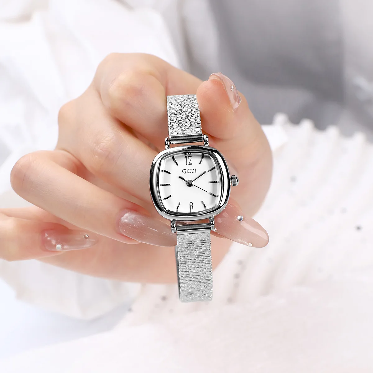 UTHAI 61018 CQ492 ساعة نسائية رائعة جديدة ذات قيمة جمالية عالية، حزام مقاوم للماء من الفولاذ المقاوم للصدأ، ساعة كوارتز مربعة