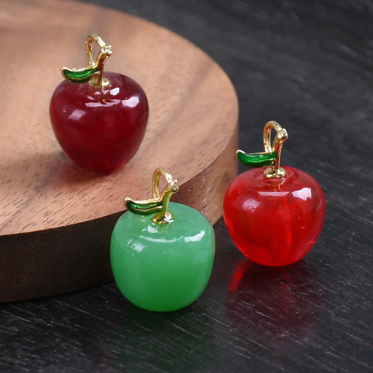 2pcs 19x14mm Green / Red Apple Shape Handmade Lampwork Glass Loose Pendants Beads for Jewelry Making DIY Crafts Findings