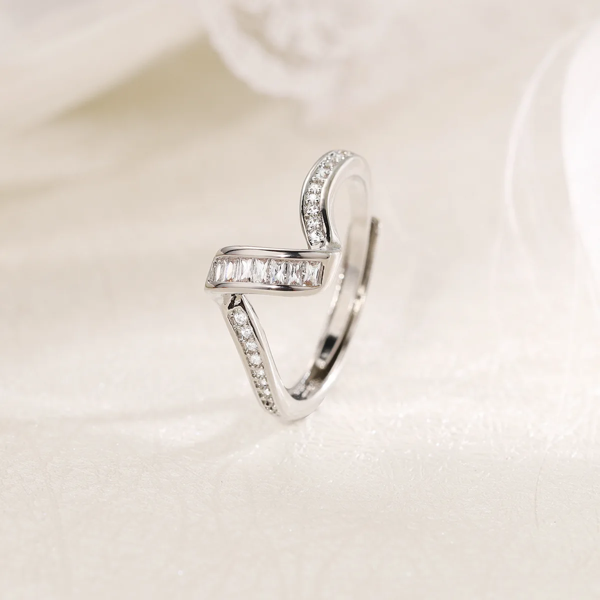 Geometric Full Diamond Mobius Ring Creative Geometric Irregular Lines Wave Ring Zircon Fashion Jewelry Engagement Rings Women