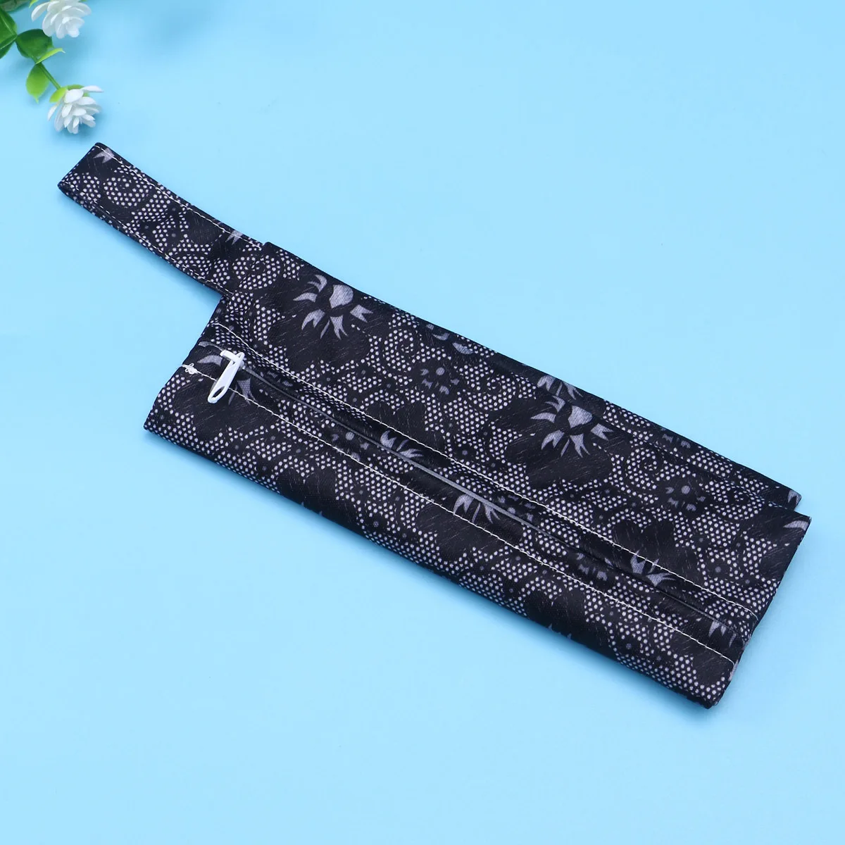 حقيبة المناشف الصحية نسيج مقاوم للماء مادة البولي يوريثان 14 × 18 سم طباعة زهور سوداء تصميم خفيف الوزن بسحاب للمشي في الهواء الطلق #3