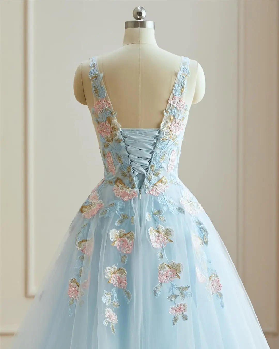 ชุดราตรีออกงานปักลายดอกไม้ คอวี ผ้าทูลล์ สำหรับงานพรอม งาน Quinceañera และงานเลี้ยง ปี 2025  ชุดหรูหรา