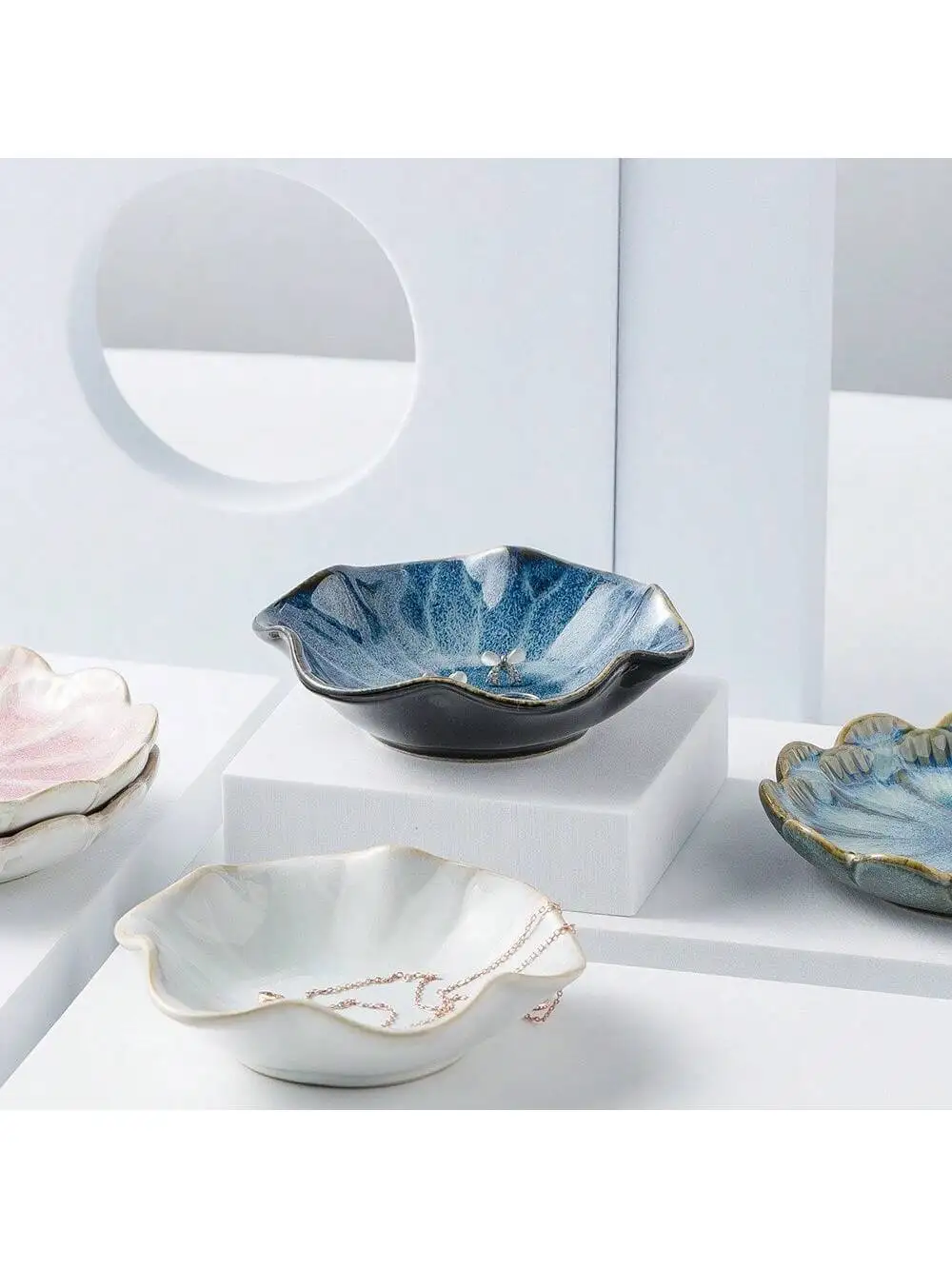 1 pc Ceramic petal shaped jewelry tray, simple irregular jewelry plate, decorative plate for jewelry storage, display view 3