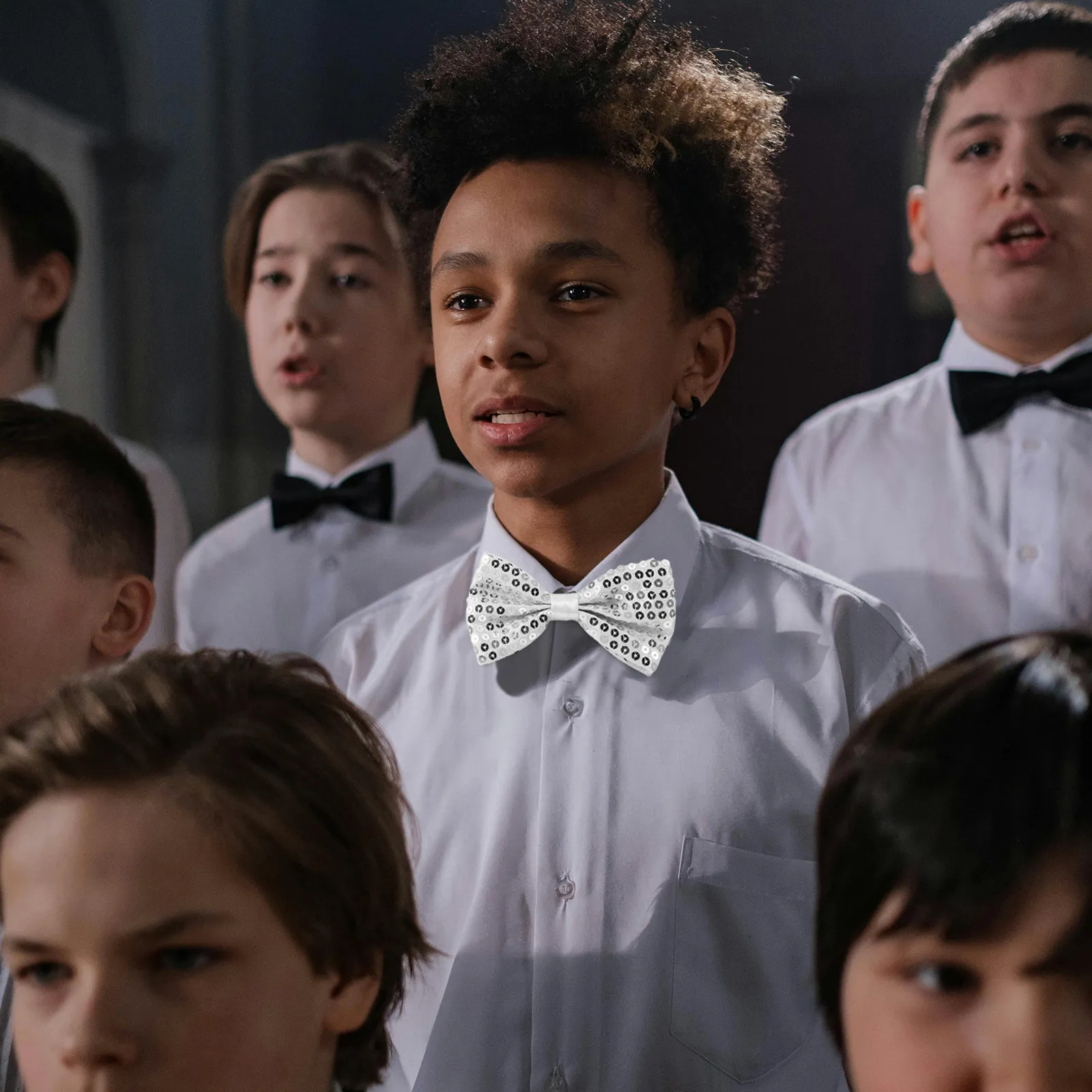 

Набор из 5 блестящих регулируемых галстуков-бабочек для детей, готовые к использованию, для выступлений, яркий аксессуар для сцены