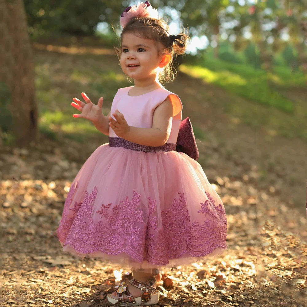 Lovely Pink Flower Girl Dresses O-Neck Sleeveless with Belt and Bow Applique Tulle A-Line Baby Banquet Wedding Party Gowns