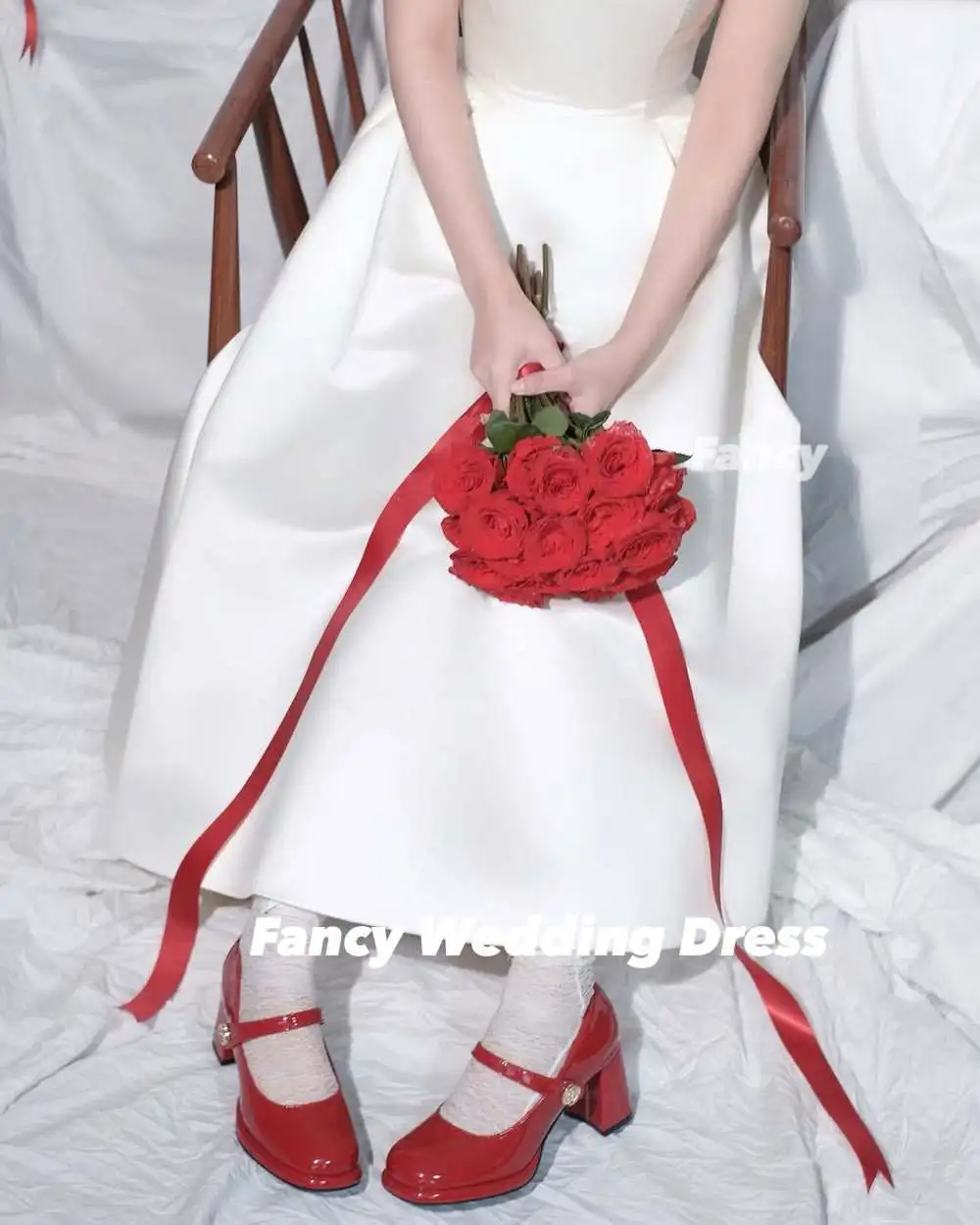 แฟนซี Elegant Strapless ชุดแต่งงานสายซาตินนุ่มคุณภาพสูงชุดราตรีกลับรัดตัวที่กําหนดเอง