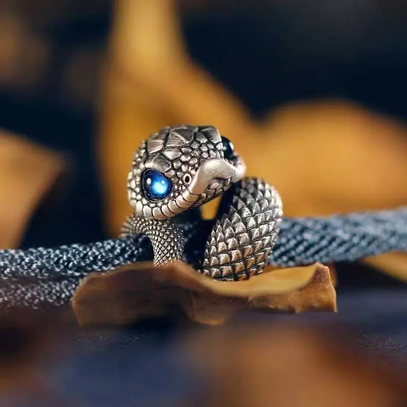 Vintage 3D Metall-Schlangen-Armband in Lila, Verstellbares Lila Kordel-Armband mit Lila Kristallaugen-Schlangen-Anhänger – Detail 2