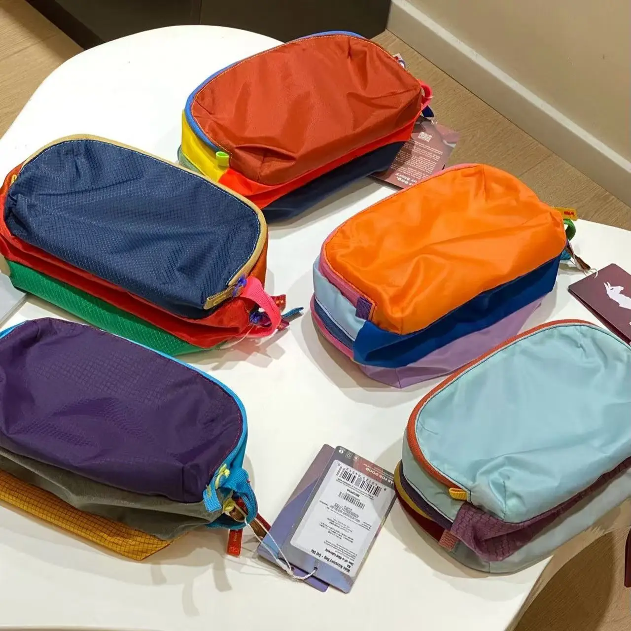 2026 New Fashion COTO Dopamine Color Waterproof Portable Toilet Bag Cosmetics Storage Bag Outdoor Travel Handbag image 2