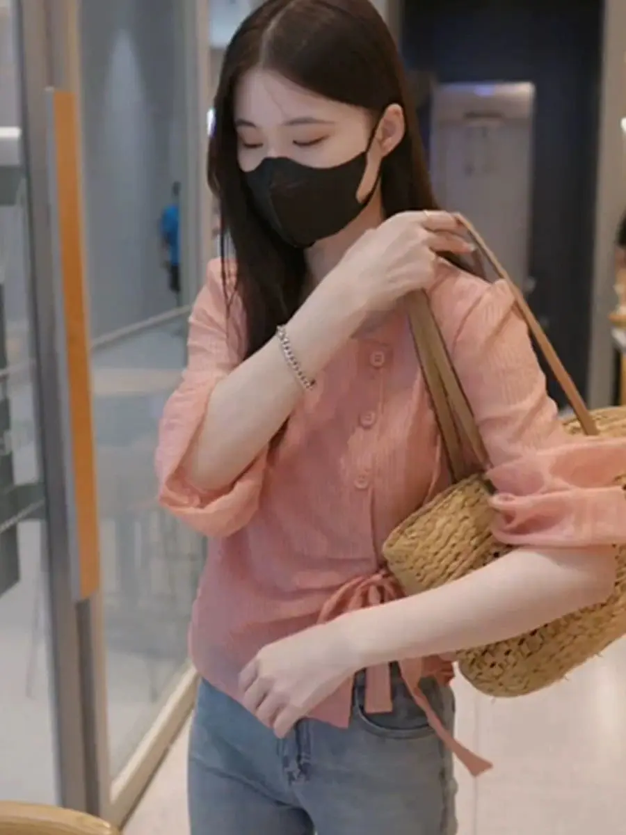 Das Herbstoberteil ist klein, schlank und schön. Das kleine Hemd ist unregelmäßig gestaltetes Langarm-Top mit Schnürung und Puffärmeln für Damen