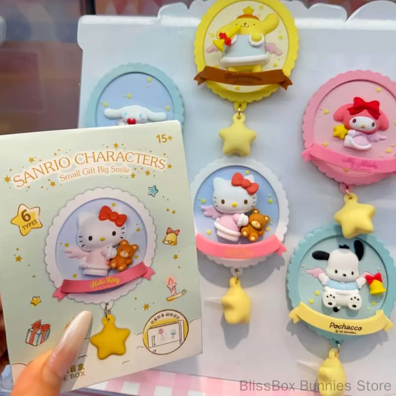 Новая оригинальная серия Sanrio Little Angel: коллекционные игрушки-магниты на холодильник с подсветкой Hello Kitty и My Melody, подарки в виде сюрприз-боксов.