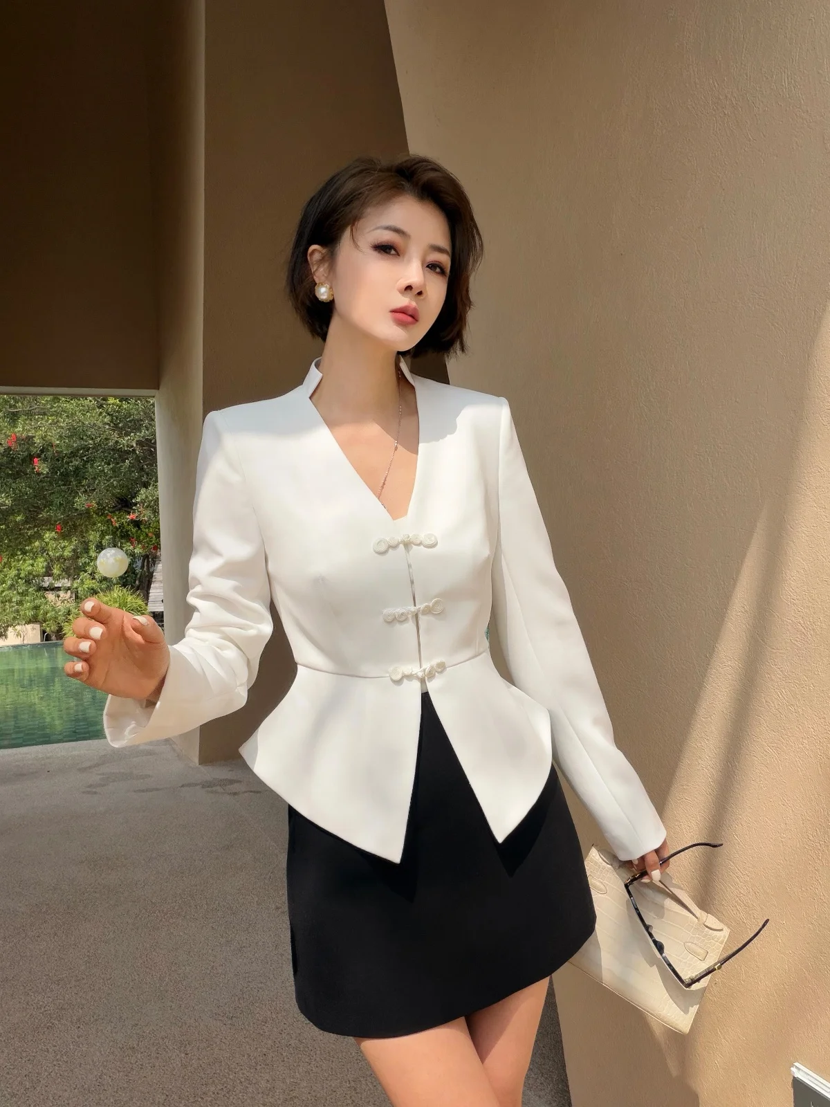 

Оригинальное роскошное белое короткое пальто XULU в стиле Хепберн с V-образным вырезом, приталенное, для офиса, стройнящее, легкое, немнущееся