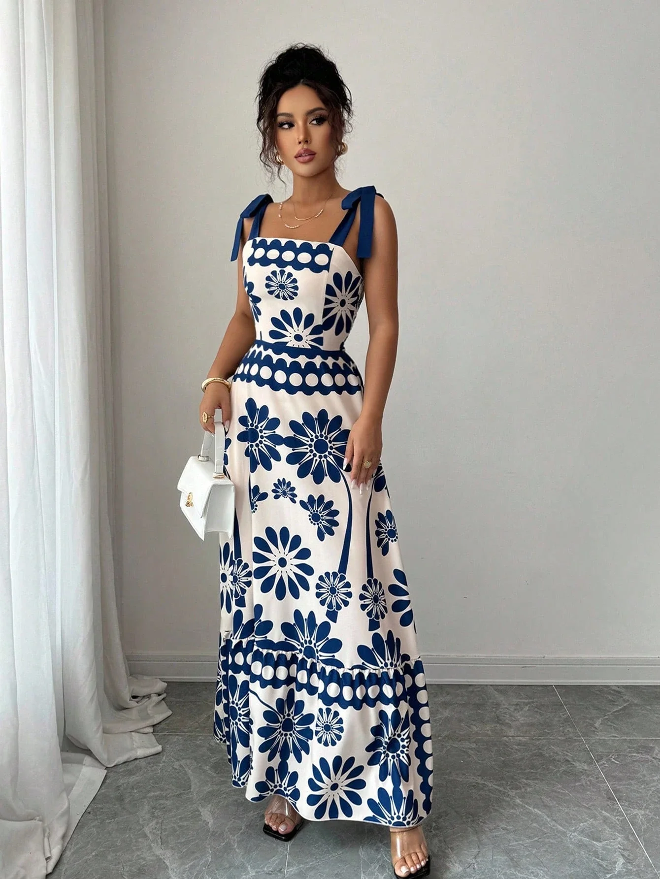 

Женское длинное платье-макси в богемном стиле с цветочным принтом и открытой спиной, сине-белый летний сарафан