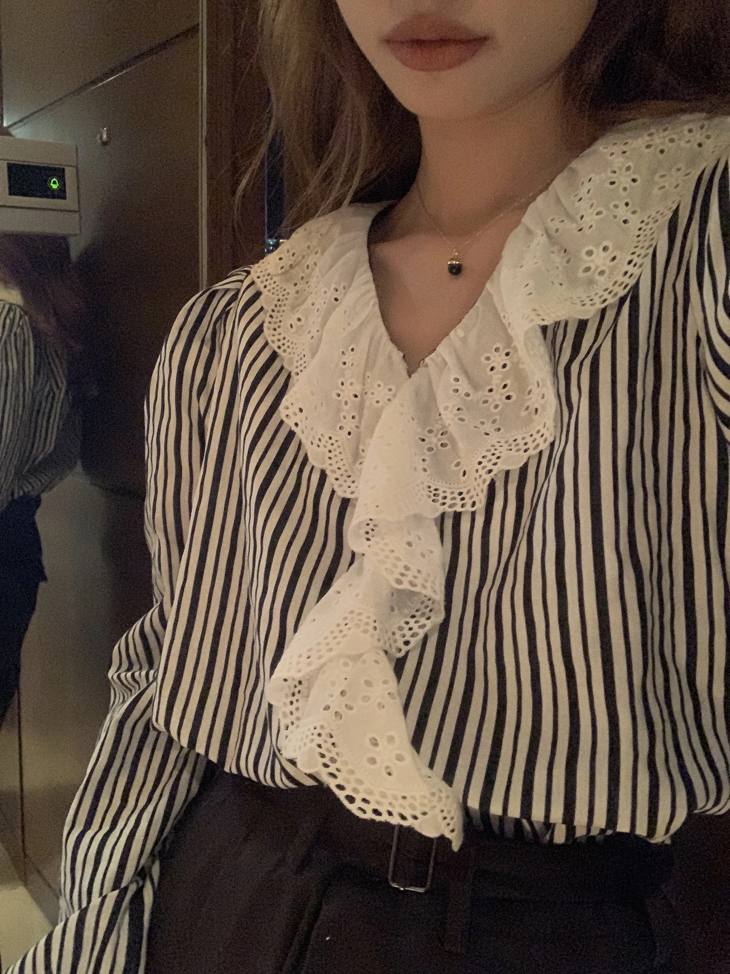 

Vanwenwen Inchon Eu Ni Retro Sweet V-ne Striped Women's Loose Long Sve irt Spring Faion French Sle Bubble Sve