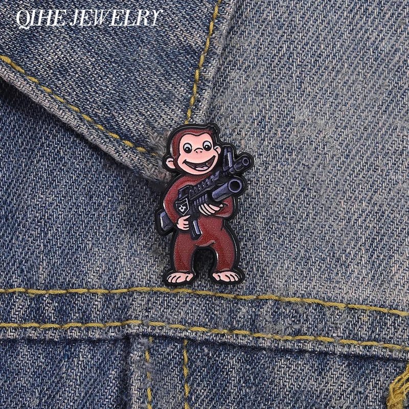Lustige Cartoon Affe Mit Pistole Abzeichen Emaille Coole Tier Metall Broschen Kleidung Anstecknadeln Rucksack Mode Schmuck Zubehör Geschenk