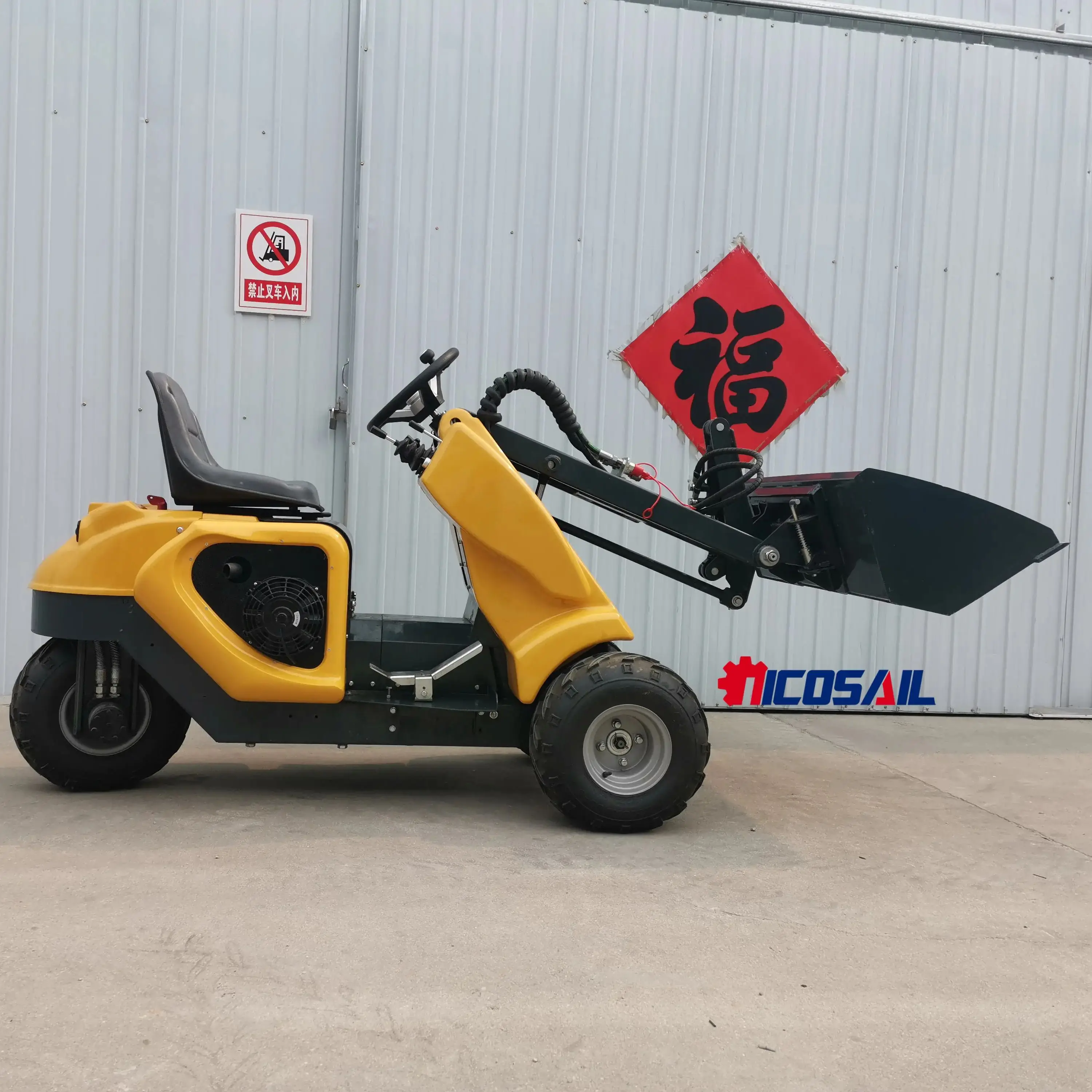 

Мини-компактный трехколесный мини-погрузчик с бортовым поворотом — небольшое строительное оборудование для эффективной навигации по місцем