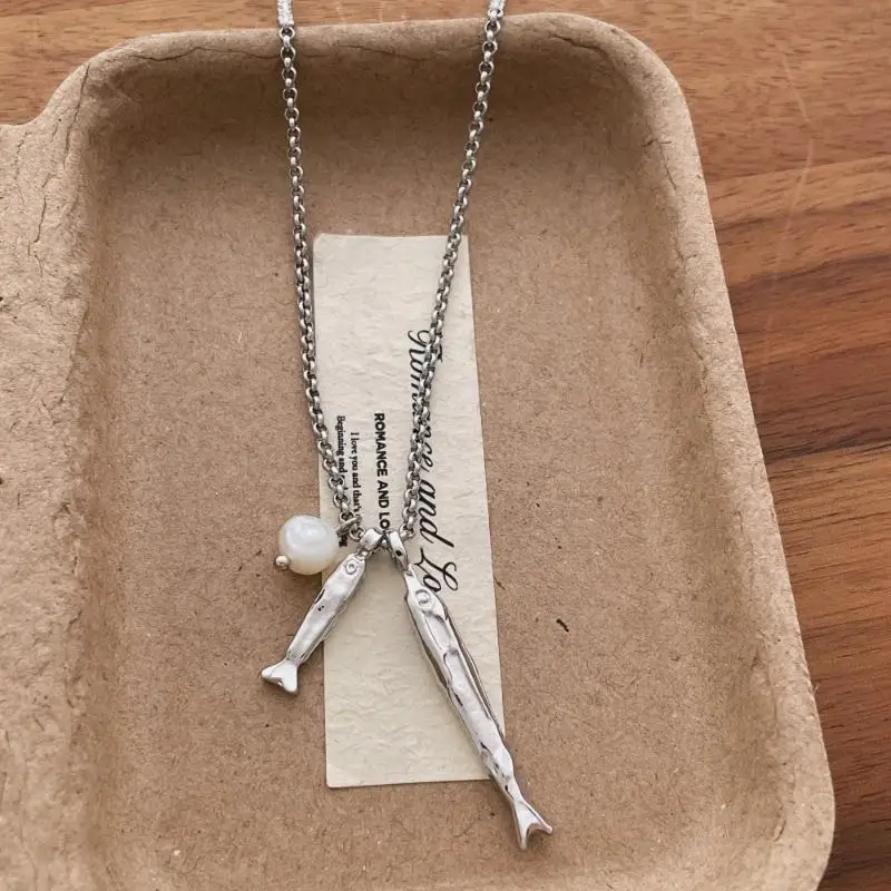 Charmante Halsketten mit Anhängern in Form von Fischen aus Metall und Süßwasserperlen für Damen, vergoldet oder versilbert, mit Kastenkette und Choker-Design. – Detail 3