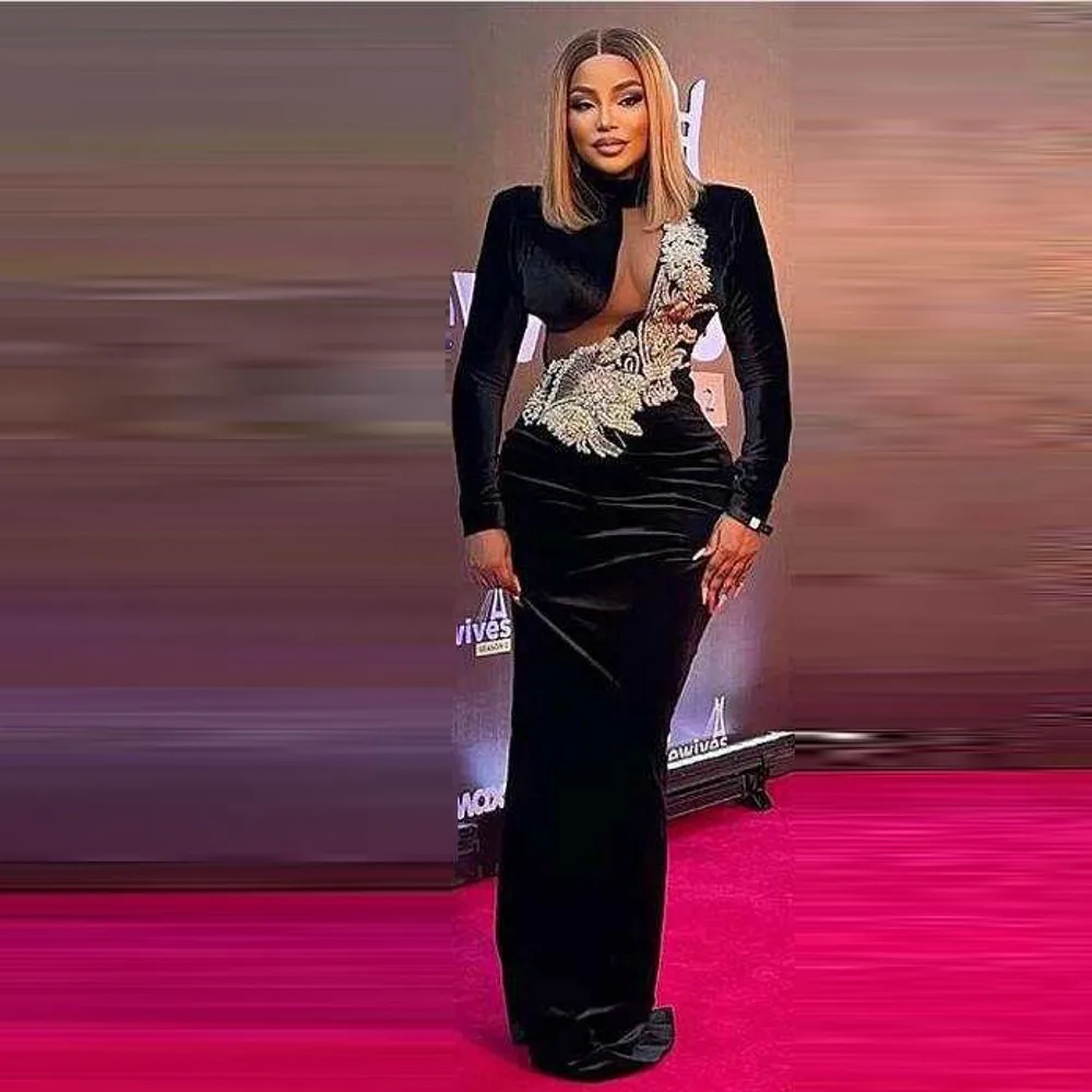 2025 Preciosos vestidos de noche con apliques negros Vestido de noche negro de terciopelo con cuentas Mangas completas Vestidos largos de fiesta de terciopelo rectos