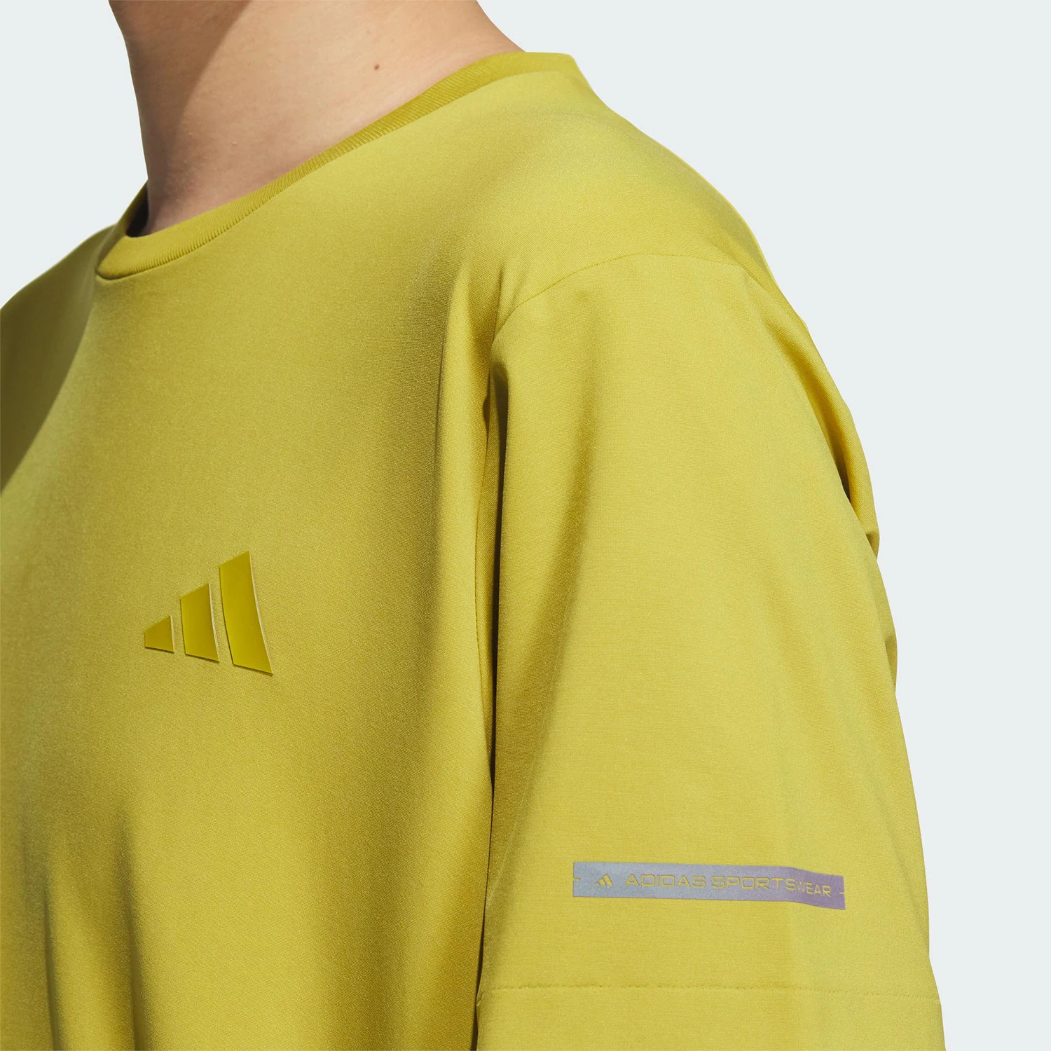 T-SHIRT originale Adidas T-shirt sportiva girocollo da uomo con spacco laterale JL6048