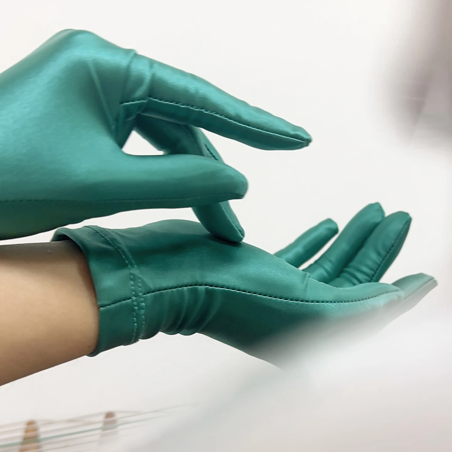 Gants élastiques brillants sans doigts pour femmes, gants courts Sexy et brillants pour jeux de rôle Cosplay, pour robe, présentoir de bijoux