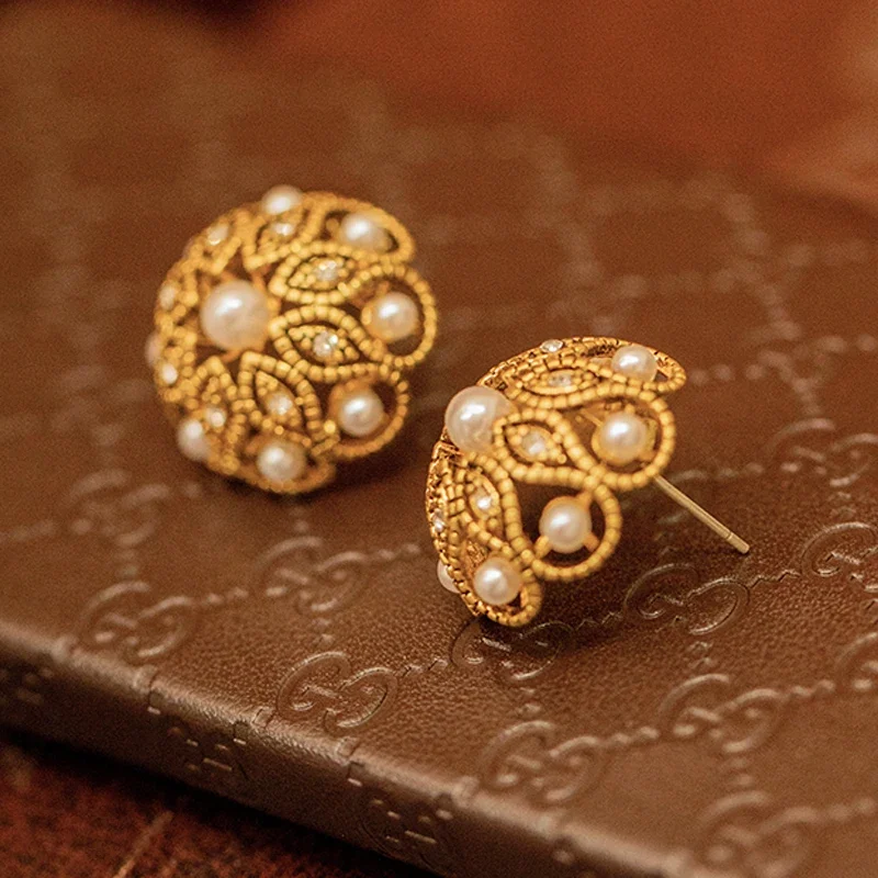 Vintage Court Carved Openwork Pearl Stud Earrings Elegant French Medieval Vintage Bud Earrings for Women Birthday or Party Gifts