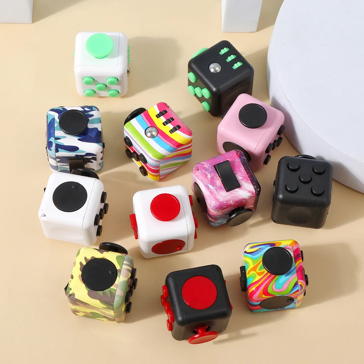 Juguete cuadrado del dados del agujero colgante del stock 3.3cm de la descompresión para el alivio del estrés y el entretenimiento