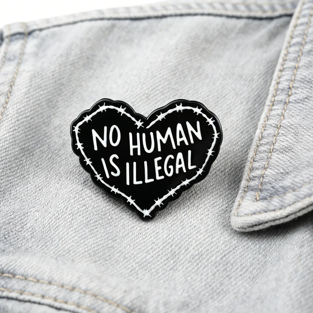 Kein Mensch Ist Illegal Emaille-Pin - Stacheldraht-Herz-Brosche für Einwanderungsrechtsaktivisten für Rucksäcke, Hüte, Sozialrechtsaktivisten – Detail 1