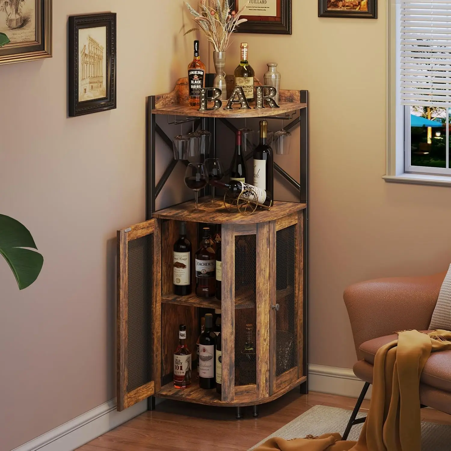 Wineero de estilo industrial con puerta de malla, gabinete de almacenamiento con estante abierto de 4 niveles