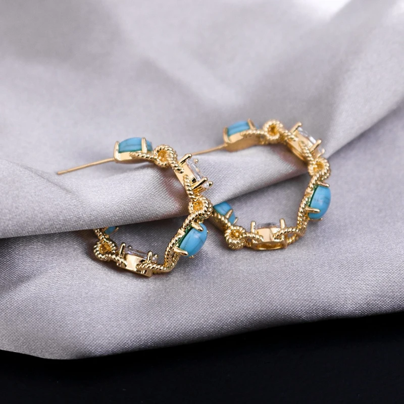 

Simple light luxury turquoise zircon C letter earrings, niche unique design earrings, fashionable and high-end earrings