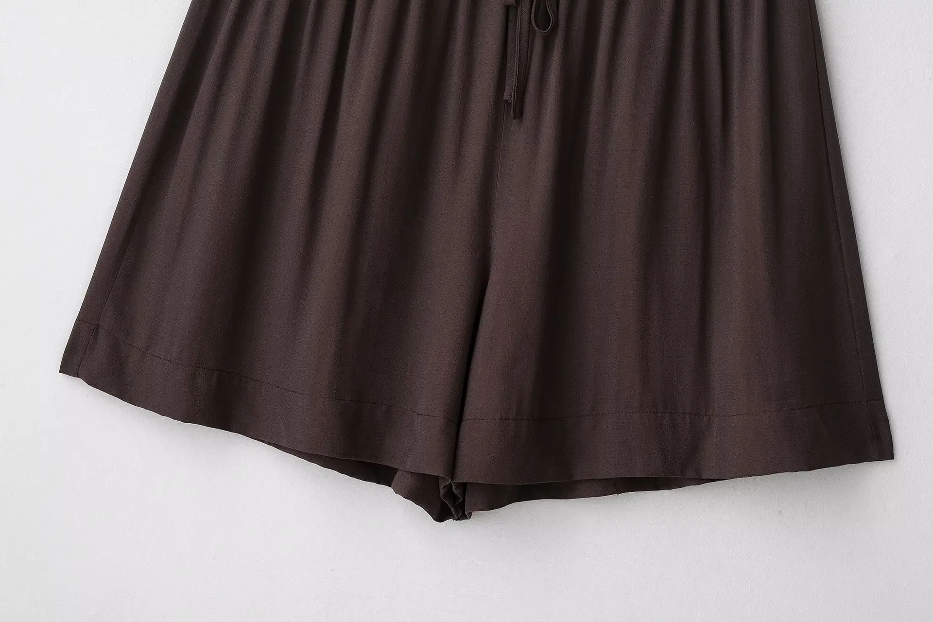 Simple temperament elastic waist shorts for women in summer 2025 new high waist wide-leg A-shaped hip slimming strap