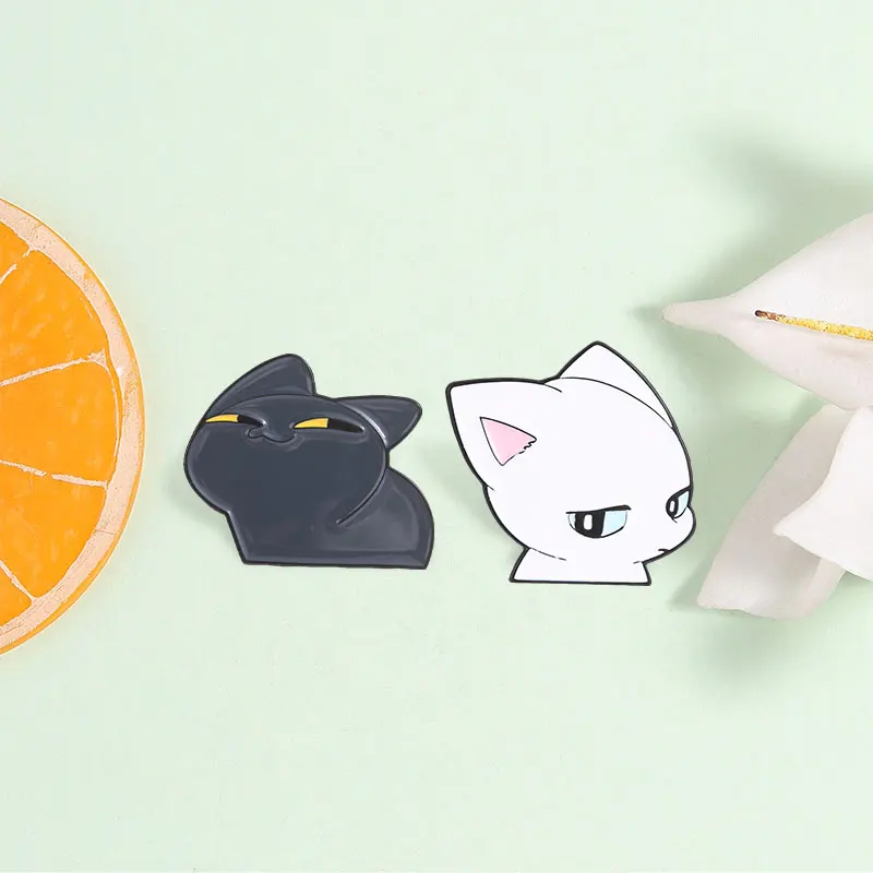 Paar-Katzen-Cartoon-Emaille-Pin: Süße schwarz-weiße Katzen-Brosche mit Strabismus & spähendem Blick für Paare, beste Freunde, Taschen- & Reversdekoration, Geschenk – Detail 7
