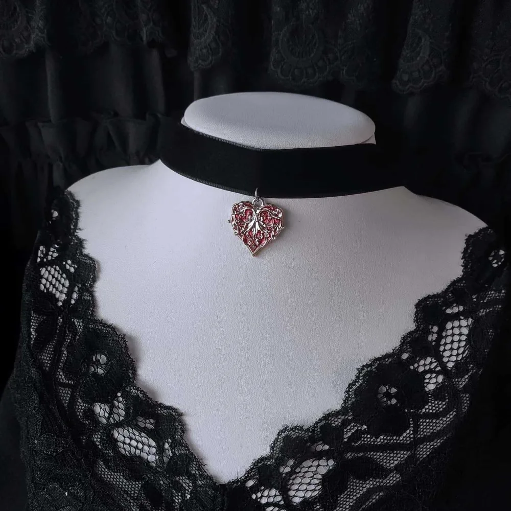 Punk Personality Black Velvet Choker Gothic Baroque Heart Spade Pendant Necklace for Women Retro Halloween Party Jewelry Gifts