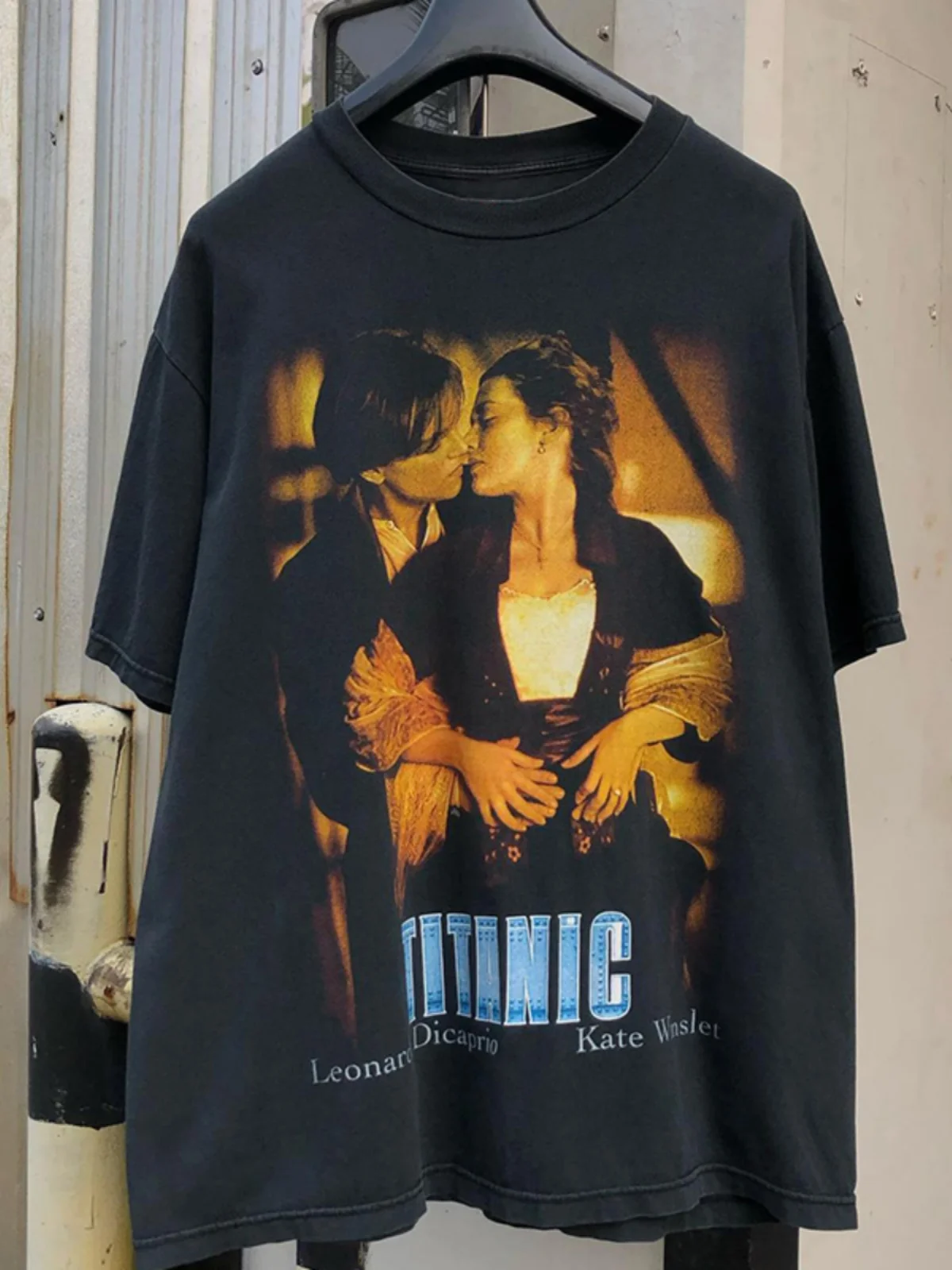 タイタニックラブムービーオーバーサイズストリートファッションショルダードロップ半袖ユニセックススモールカラースtシャツコットンユースサマートレンディ