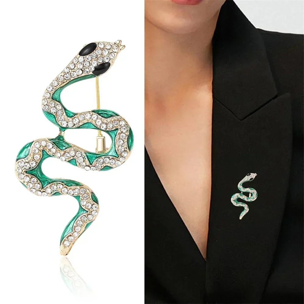 Vintage Crystal Green Snake Brooch Rhinestone Animal Lapel Pin For Men Women Backapak Decor Jewelry Gift Colothing Accessories
