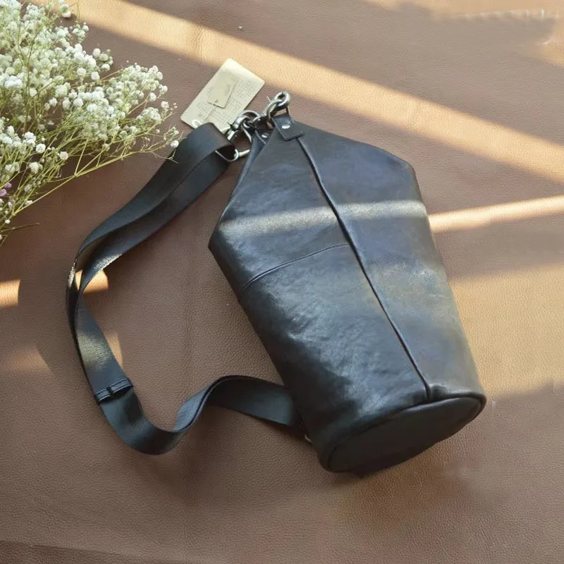 

AETOO Men's chest bag new leather crossbody bag leisure bucket bag motorcycle men plant tanned tree cream leather shoulder backp