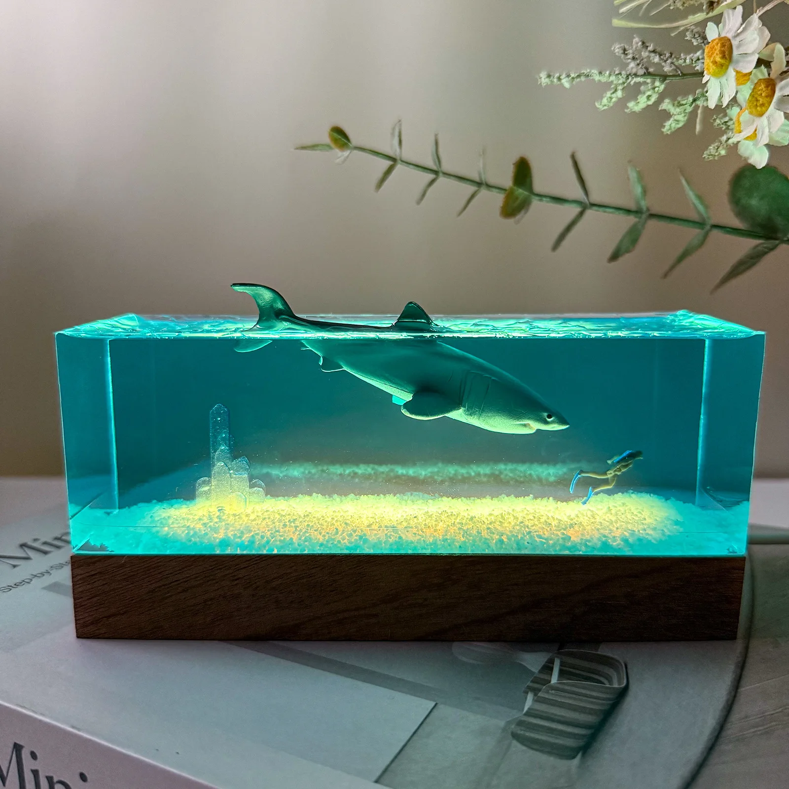 Resin ornaments, office desktop decorations, niche gifts for friends, resin whale ornaments