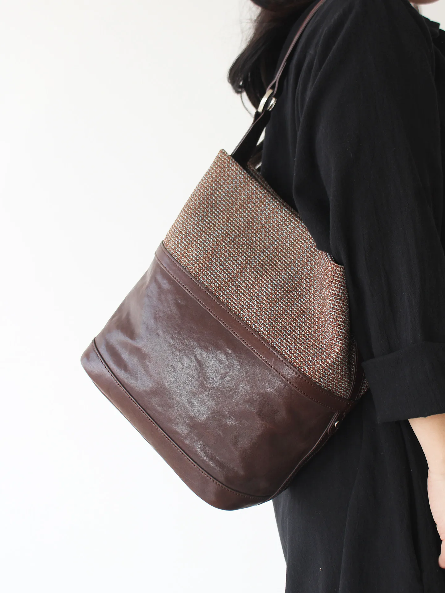 2026 New Top Layer Cowhide Spliced Cotton And Linen Bucket Women's Bag Retro Personalized High-end Single Shoulder Tote Bag Tide