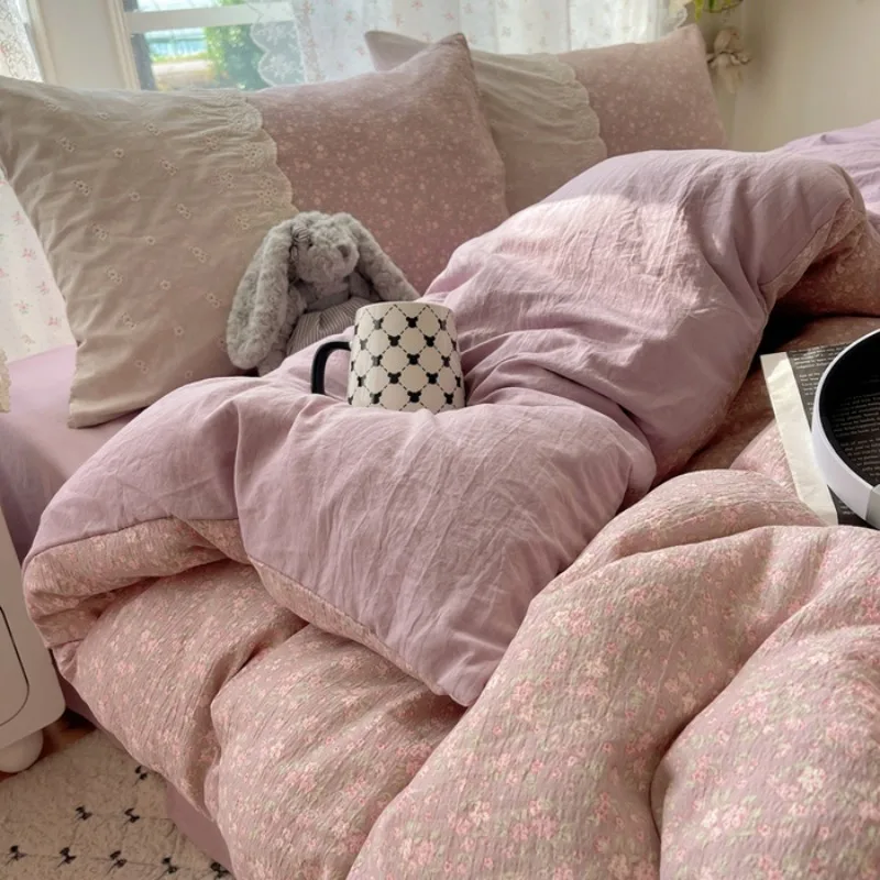 

Новинка 2024 года, маленькая двуспальная пряжа с цветочным принтом и морщинами, комплект из четырех предметов, кружевное пододеяльник принцессы, комплект простыней из трех предметов