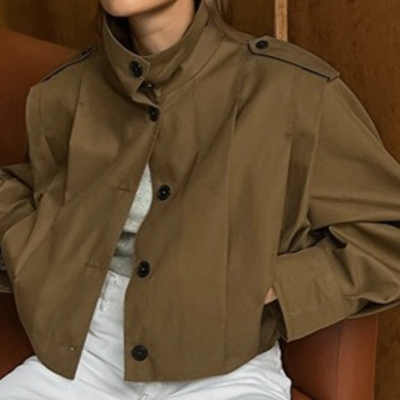 سترة بياقة كاكي بتصميم بسيط وأنيق بصدر واحد، معطف واق من المطر جديد لموسم أزياء خريف 2025.