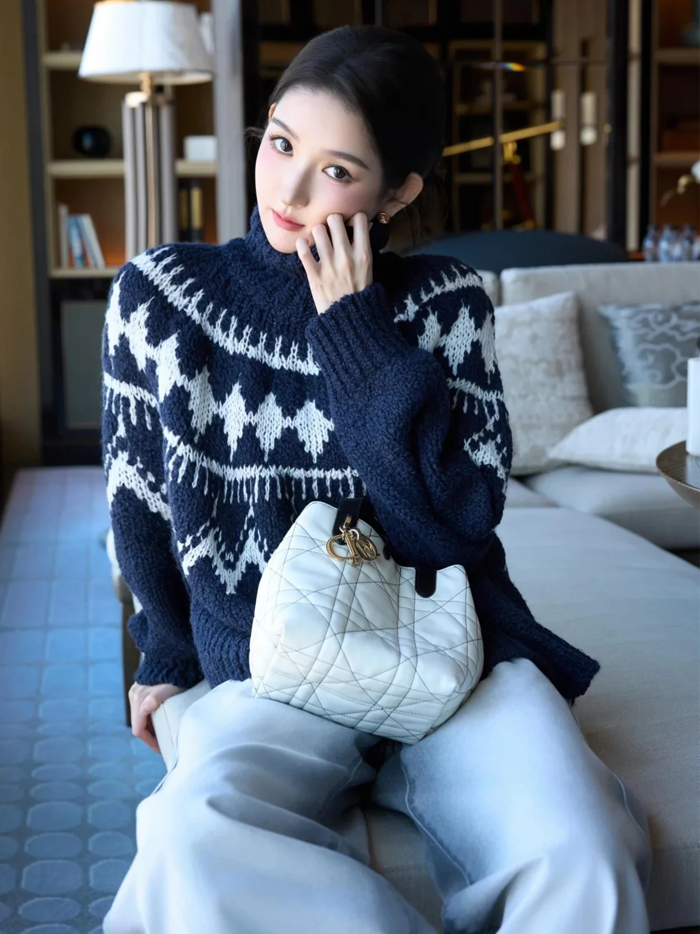 

Женский вязаный свитер Wang Yuwen королевского синего цвета с высоким воротом, свободного кроя, в винтажном стиле, с узором Fair Isle, повседневный, осенне-зимний топ