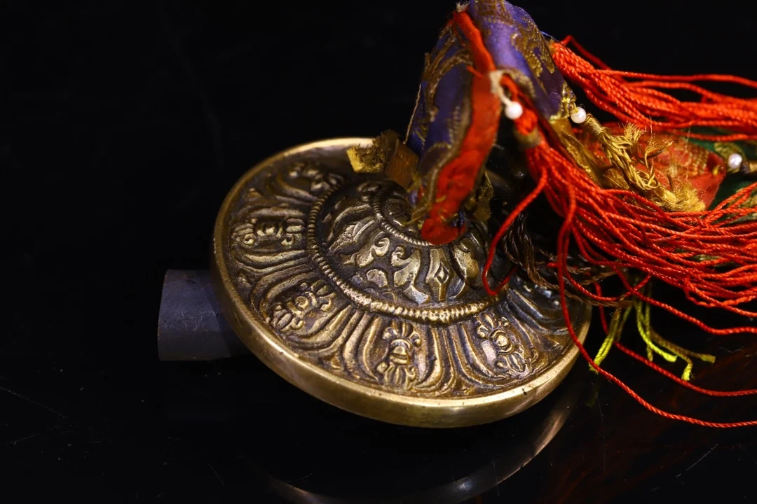 

3"Tibet Temple Collection Old Bronze Vajra Floral Texture Bell Pendant Horn Prayer flag Amulet Dharma Worship Hall Town house