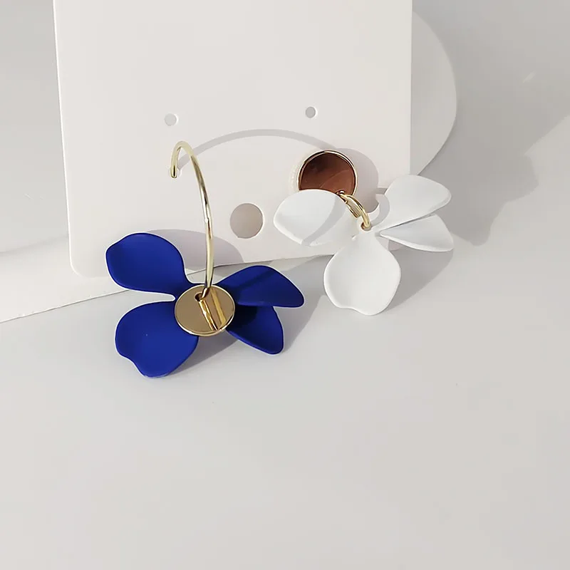 Fashion Simple Asymmetrical Flower Round Earrings For Women Designed Creative Blue and White Petal Earrings Personality Jewelry