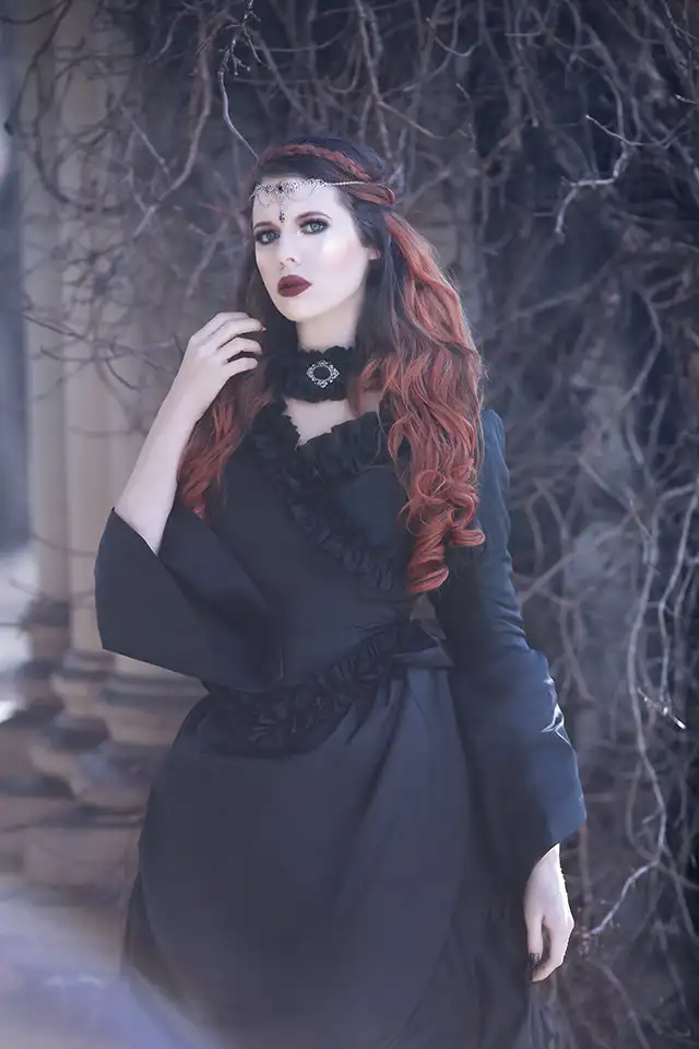 Robe de mariée victorienne Mina Dracula gothique noire avec train agité, manches longues, robe de réception de mariée, col en V, volants, robes rétro