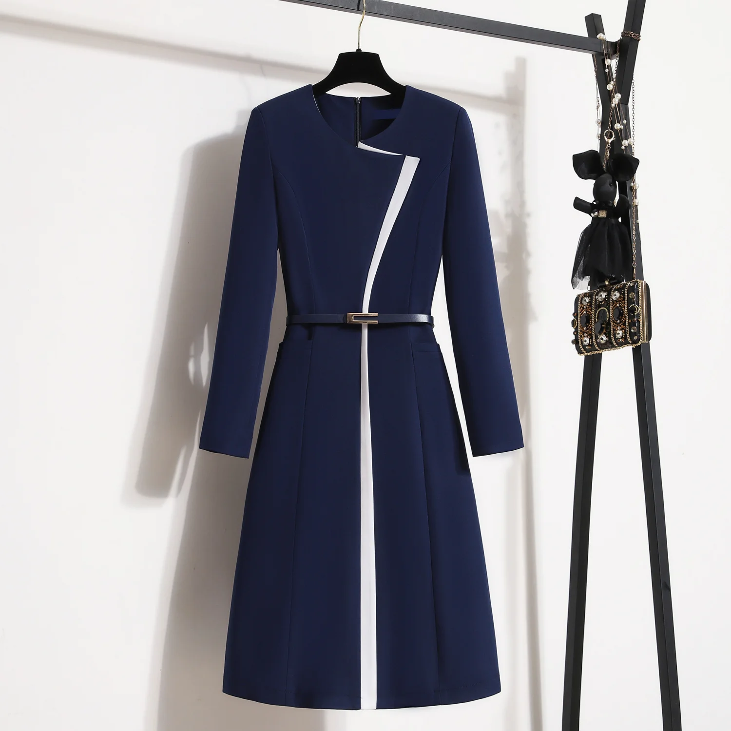 High-end Attire Dress With Stylish Goddess-like Suitable For Beauty Salons Real Estate Sales Departments And Jewelry Stores Sets view 6