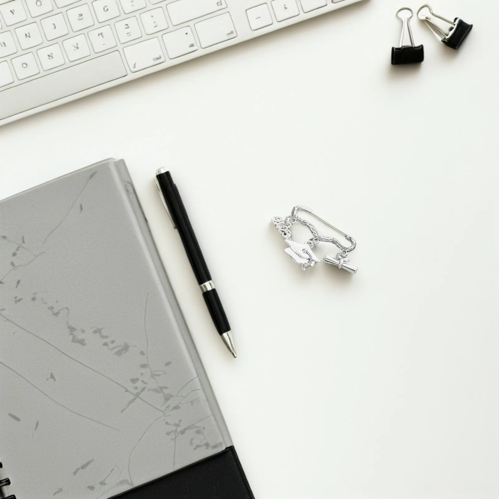 التخرج بروش دبوس 2025 قبعة البكالوريوس سبيكة شارة التلبيب للمدرسة الثانوية رياض الأطفال الخريجين التذكاري صور سحر #2