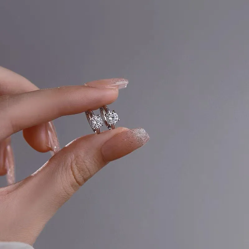 

Gorgeous and sparkling 925 silver stud earrings, featuring a dazzling moissanite set in the center, simple ear jewelry for women