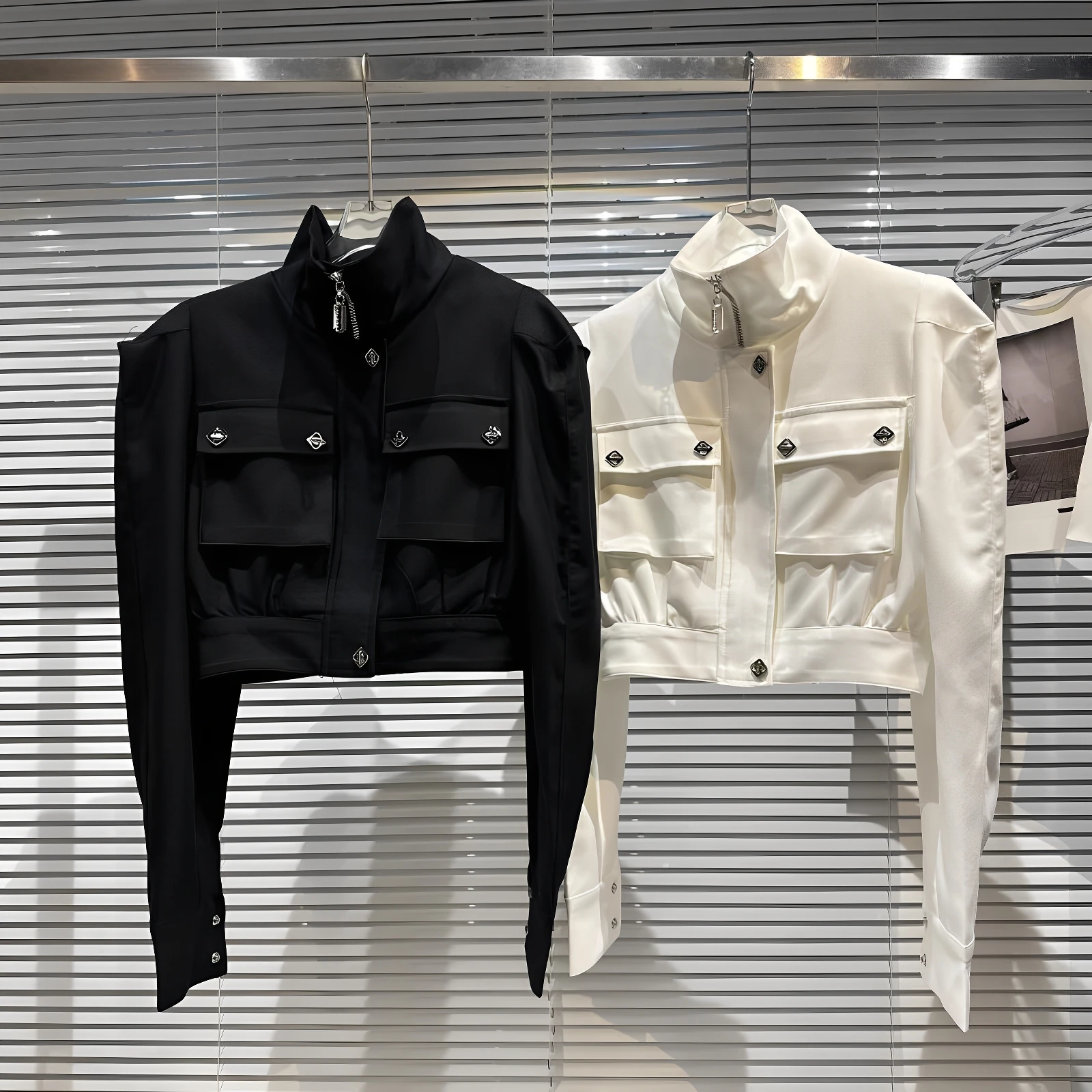 Jaqueta Curta com Almofada de Ombro e Fivela de Metal para Meninas Atrevidas Tendência de Moda Outono 2025 Estilo de Rua Top ...