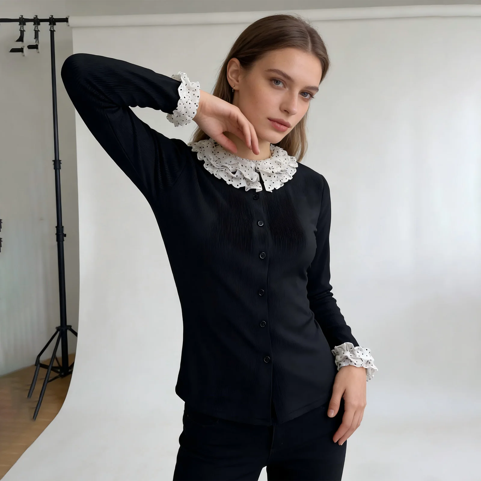 

Женский трикотажный кардиган элегантного кроя с принтом в горошек, с длинными рукавами, круглым вырезом и застежкой на пуговицы