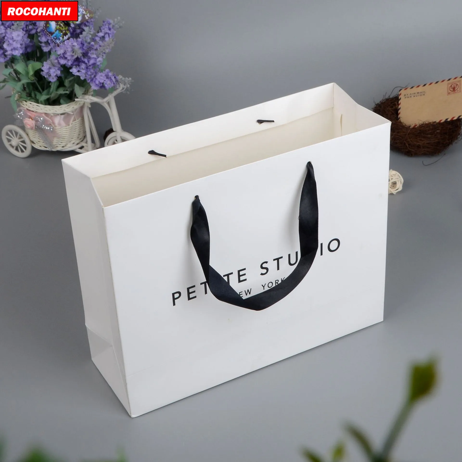 Sacchetti di imballaggio regalo di carta bianca per lo Shopping in cartone con Logo personalizzato da 50 pezzi con manico in nastro nero per scatola