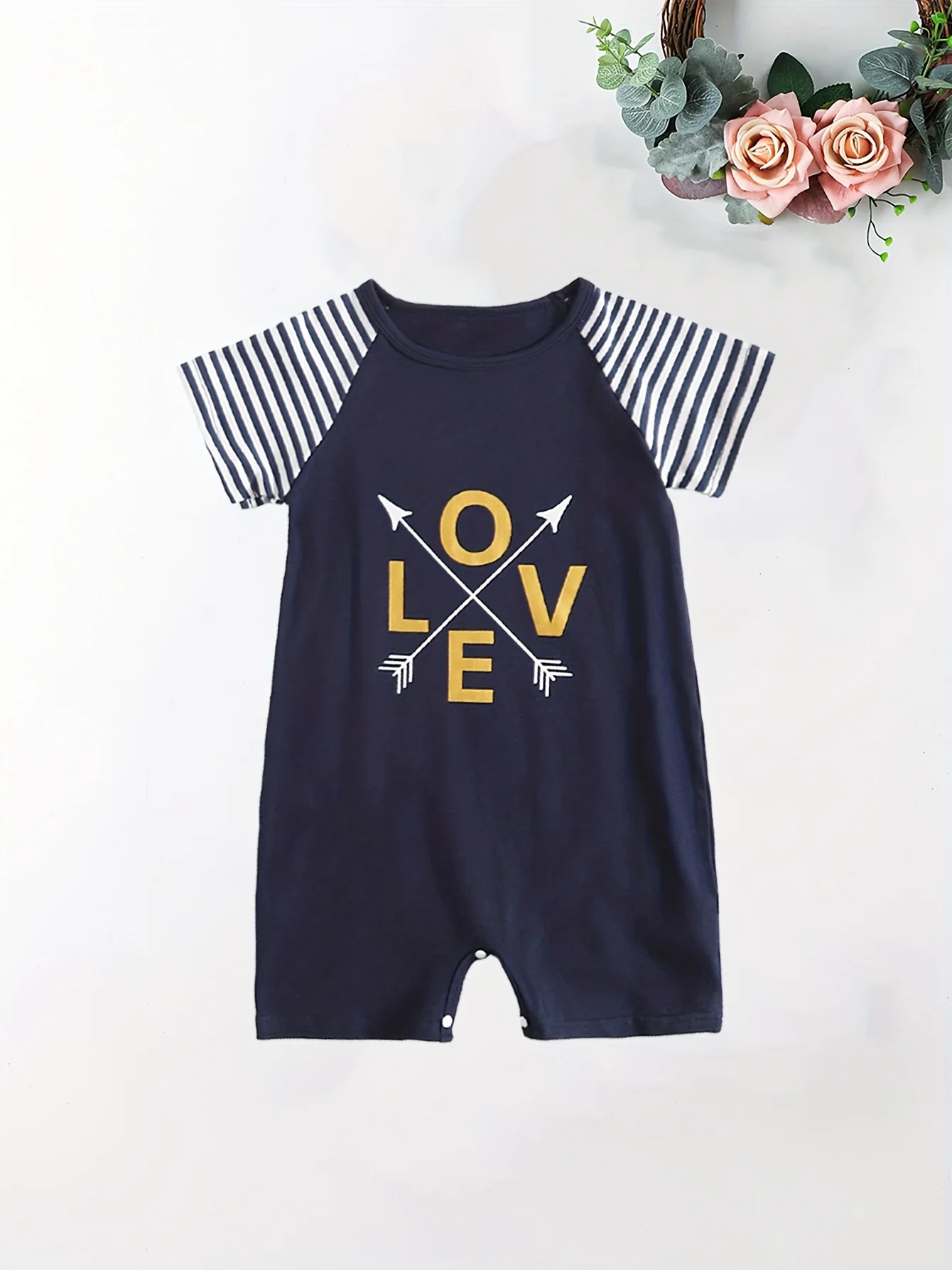 

Темно-синий комбинезон для мальчиков «LOVE»: модный и милый летний комбинезон с короткими рукавами. Рукава реглан в контрастную полоску + золотая буква &